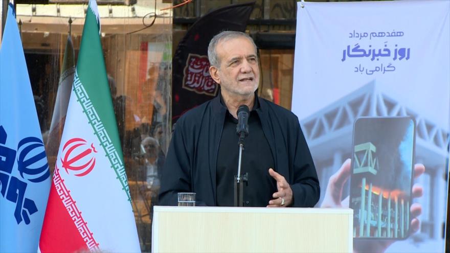 El presidente de Irán visita el edificio de IRIB, atacado por Israel