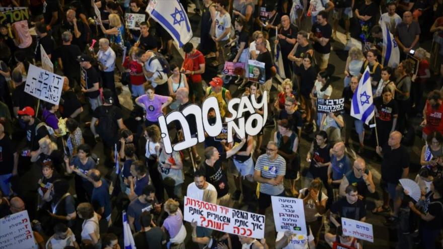 Manifestantes israelíes sostienen una pancarta que insta a las fuerzas israelíes a negarse a ejecutar la orden de tomar la ciudad de Gaza, Tel Aviv, Israel, 9 de agosto de 2025.