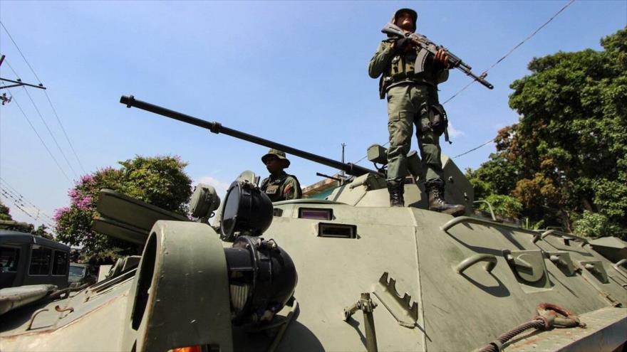 Soldados de la Fuerza Armada Nacional Bolivariana hacen guardia en un puesto de control en Ureña, estado de Táchira, 13 de mayo de 2023. (Foto: AFP)
