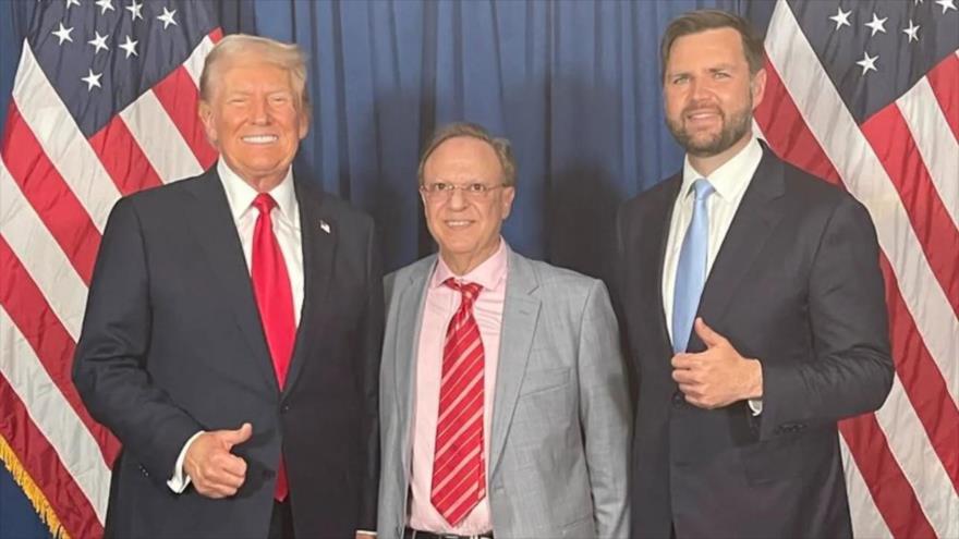 Bishara Bahbah (c) con el presidente de EE.UU. Donald Trump y el vicepresidente, JD Vance.
