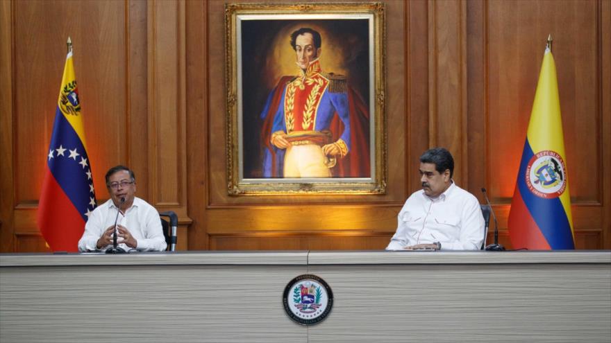 Presidente de Colombia, Gustavo Petro (izda.) y su par venezolano, Nicolás Maduro, en Caracas, 1 de noviembre de 2022. (Foto: EFE)