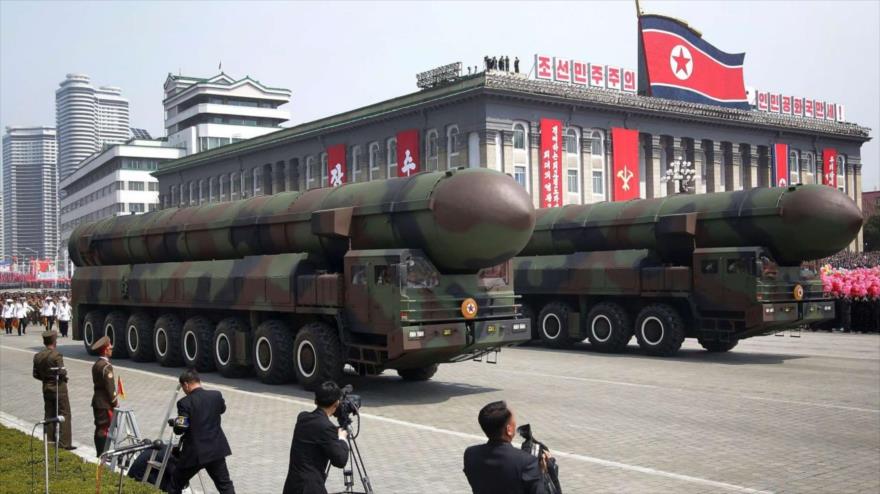 Misiles desfilan por la Plaza Kim Il Sung durante un desfile militar en Pyongyang, 15 de abril de 2017. (Foto: AP)