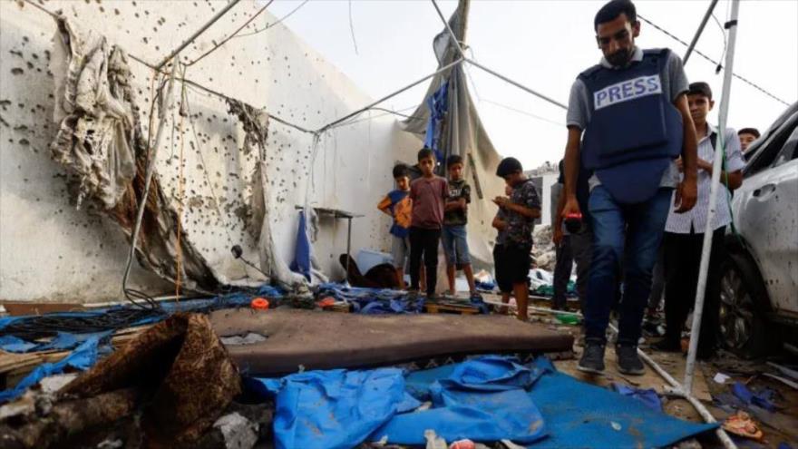 Un periodista inspecciona los daños en el lugar del asalto israelí a la tienda cerca del hospital Al-Shifa que mató a cinco miembros del personal de Al Jazeera en la ciudad de Gaza, 11 de agosto de 2025. (Foto: Reuters)
