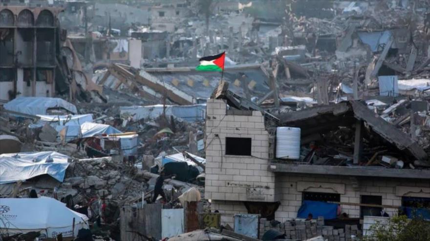 Una bandera palestina ondea entre las ruinas de edificios en Beit Lahia, en el norte de la Franja de Gaza, 4 de marzo de 2025. (Foto: AFP)