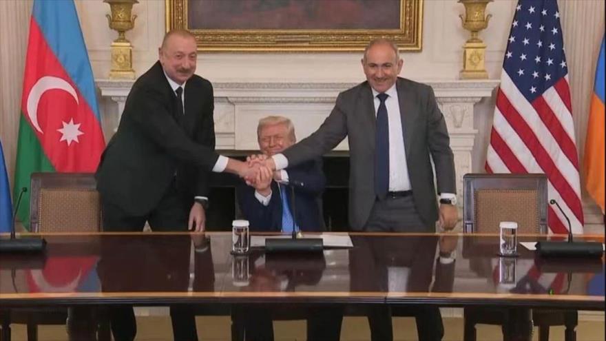 De izquierda a derecha: presidente de Azerbaiyán, Ilham Aliev, el presidente de EE.UU., Donald Trump, y el primer ministro de Armenia, Nikol Pashinian, en la Casa Blanca, 8 de agosto de 2025. 
