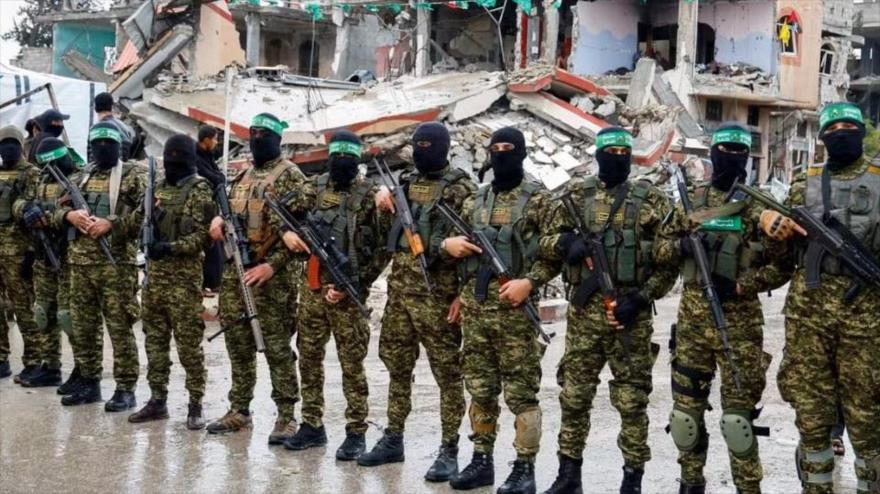 Combatientes de HAMAS hacen guardia el día de la entrega de retenidos israelíes en Rafah, en el sur de Gaza, 22 de febrero de 2025. (Foto: Reuters)