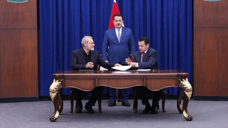 El CSSN de Irán, Ali Lariyani (izda.) y el asesor de Seguridad Nacional de Irak, Qasim al-Aaryi (decha), durante firma de un acuerdo, 11 de agosto de 2025.