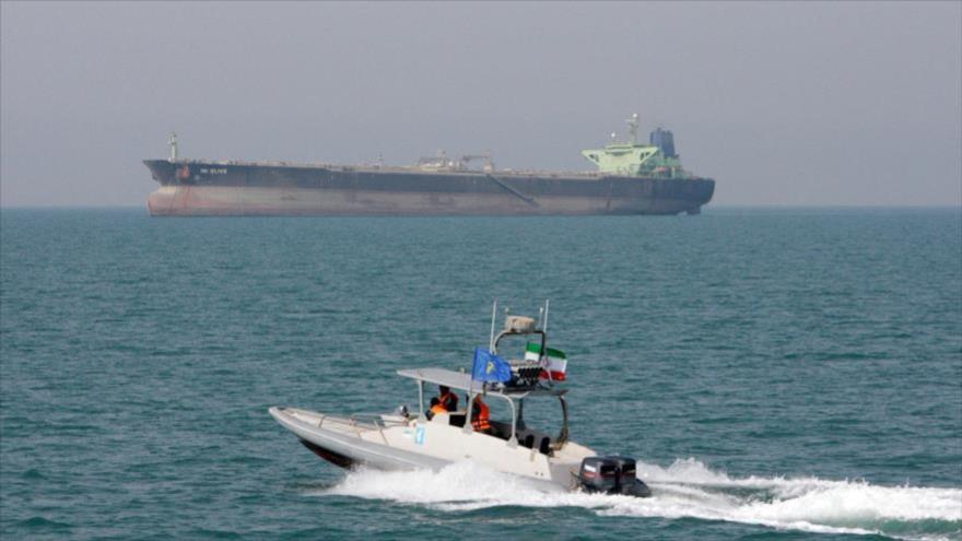 Una lancha rápida del CGR de Irán navega en el Golfo Pérsico a lo lejos se atisba un petrolero, 2 de julio de 2012. (Foto: AP)