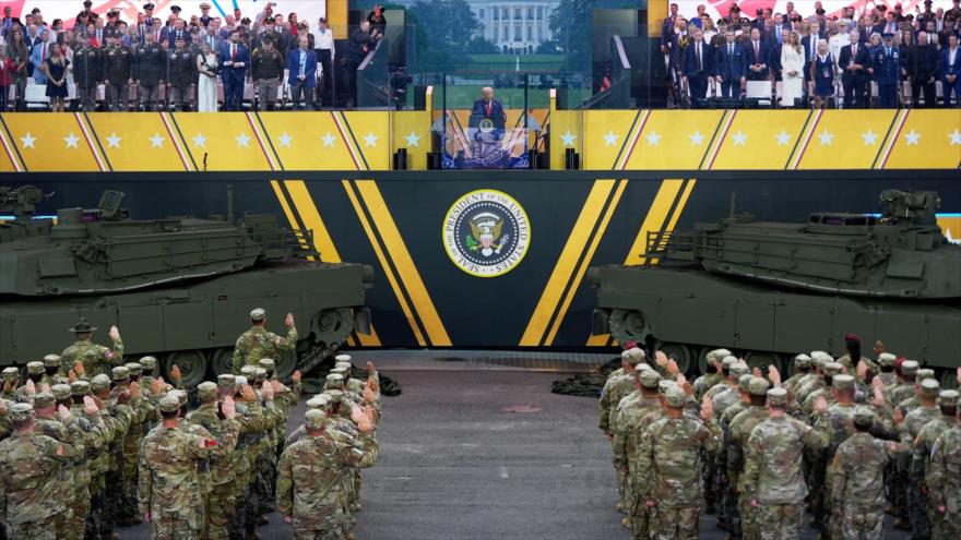 El presidente de Estados Unidos, Donald Trump, saluda mientras soldados estadounidenses participan en el desfile por el 250.º aniversario del Ejército de EE.UU., (Foto: Getty Images).