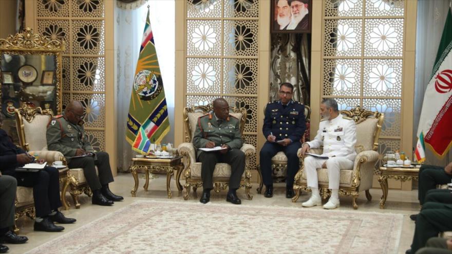 El jefe del Estado Mayor de las FF.AA. de Irán (dcha.) y el jefe de la Fuerza de Defensa Nacional de Sudáfrica se reúnen en Teherán, 12 de agosto de 2025.