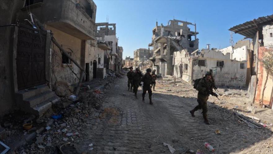Las fuerzas israelíes en una calle en ruinas de Gaza.
