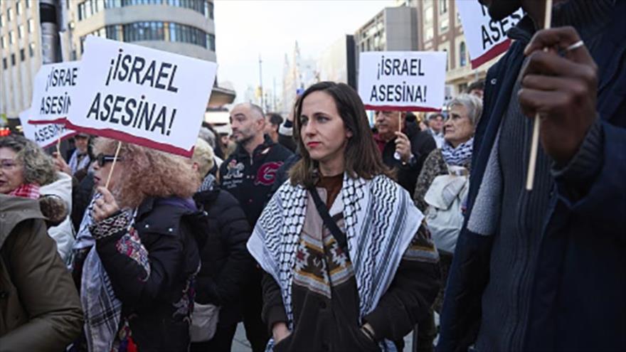 La secretaria general del partido español Podemos, Ione Belarra, participa en una marcha pro-Palestina en Madrid, capital de España.
