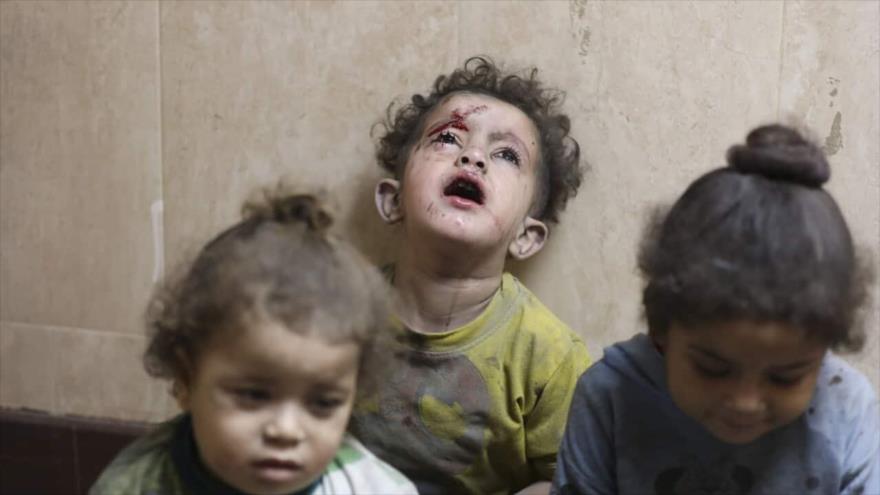 Niños palestinos heridos en un ataque israelí reciben atención médica en un hospital de Deir al-Balah, Franja de Gaza. (Foto: AP)