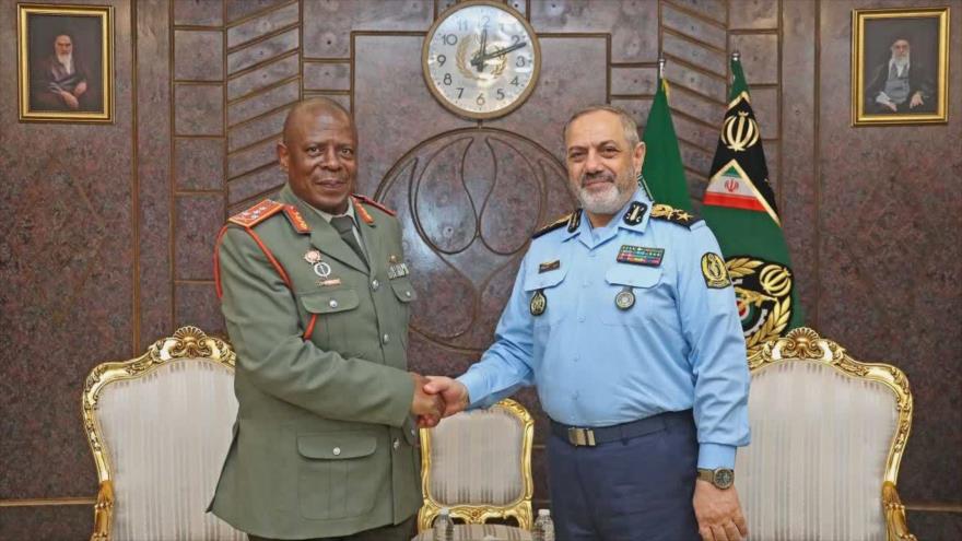 El ministro iraní de Defensa, Aziz Nasirzade (dcha.), reunido con el jefe de la Fuerza de Defensa Nacional de Sudáfrica, Rudzani Maphwanya, en Teherán, 12 de agosto de 2025.