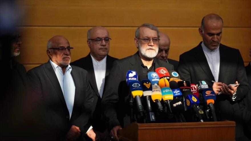El jefe del Consejo Supremo de Seguridad Nacional de Irán, Ali Lariyani (dcha.), ofrece discurso a su llegada a Beirut, 13 de agosto de 2025.