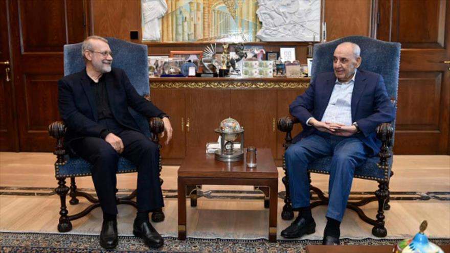 El jefe del Consejo de Seguridad iraní, Ali Lariyani (izda.), y el presidente del Parlamento del Líbano, Nabih Berri, en Beirut, 13 de agosto de 2025.