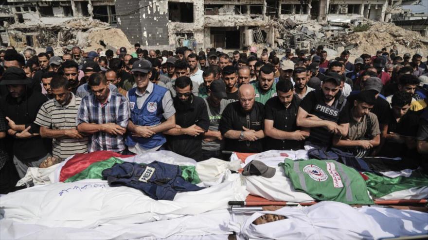 Palestinos rezan ante los cuerpos de los periodistas, incluidos los corresponsales de Al Jazeera Anas al-Sharif y Mohamed Qreiqeh, 11 de agosto de 2025. (Foto: Reuters)