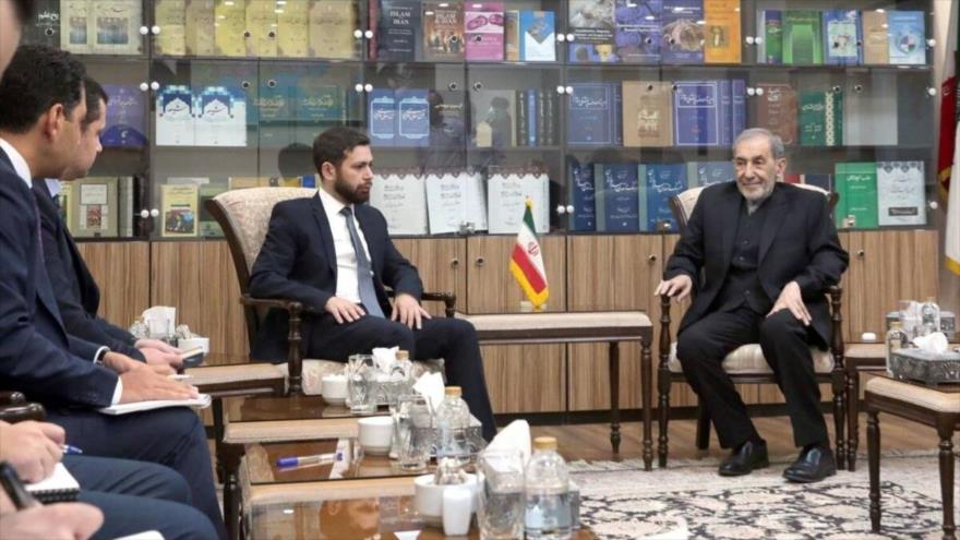 Ali Akbar Velayati, asesor político del Líder de Irán(dcha), y el vicecanciller de Armenia, Vahan Kostanyan, reunidos en Teherán, 13 de agosto de 2025.