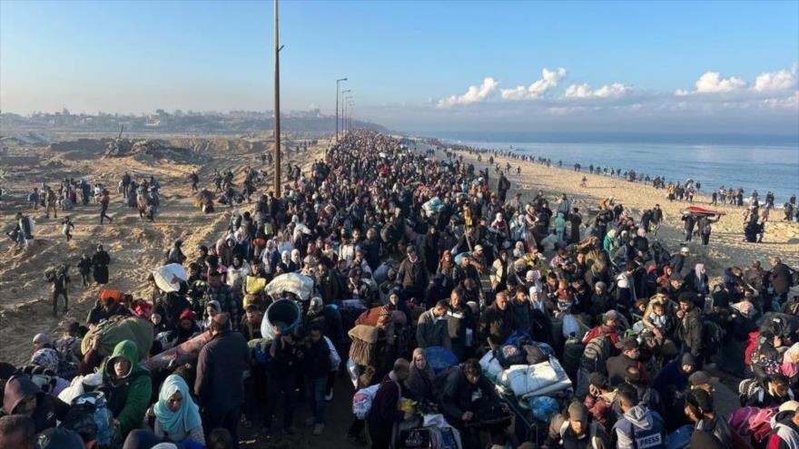 Los habitantes desplazados de Gaza caminan a lo largo de la costa hacia la ciudad de Gaza. (Foto: AP)