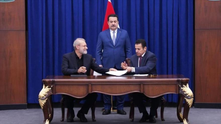El secretario del Consejo Supremo de Seguridad Nacional de Irán, Ali Larijani (izq.), y el asesor de seguridad nacional iraquí, Qasim al-Araji, firman un acuerdo de seguridad bilateral en Bagdad. 11 de agosto de 2025