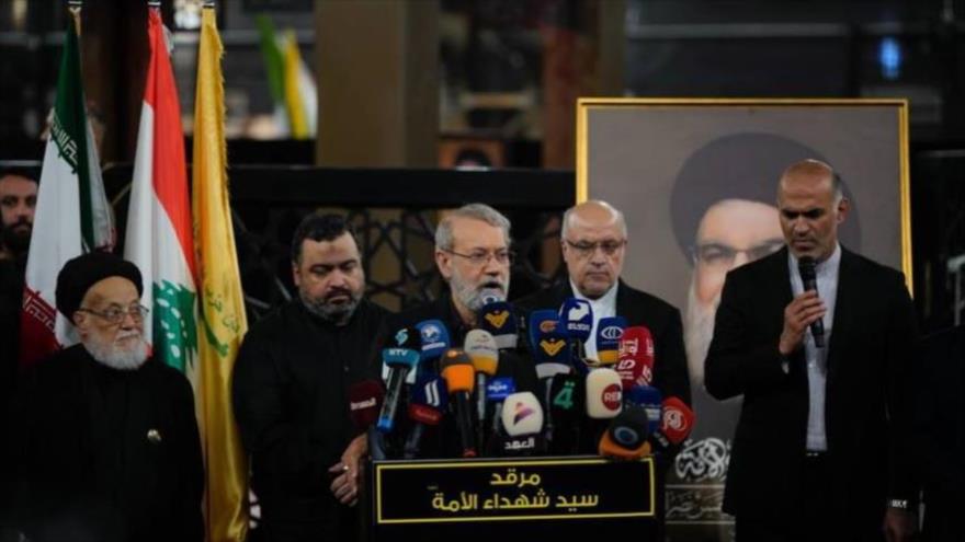 El secretario del Consejo Supremo de Seguridad Nacional de Irán, Ali Lariyani, visita la tumba del líder mártir de Hezbolá, Beirut, 13 agosto de 2025.