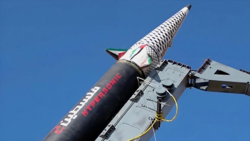 La imagen del misil supersónico “Palestina 2” antes de su lanzamiento desde Yemen. (Foto: Tehran Times) 