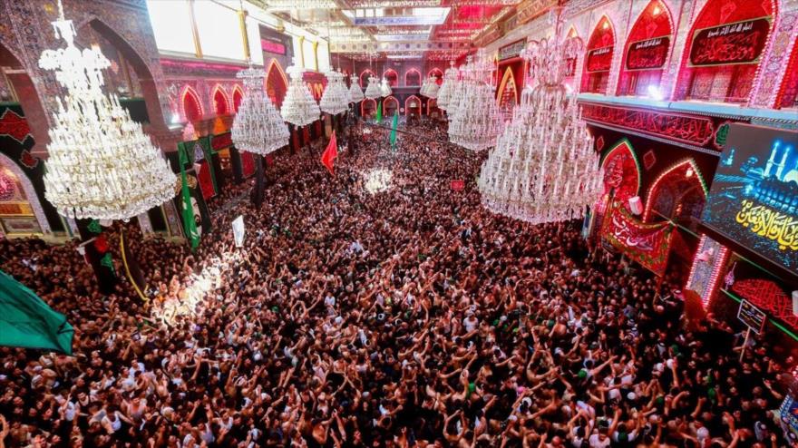 La gente marca Arbaín en Karbala, Irak.