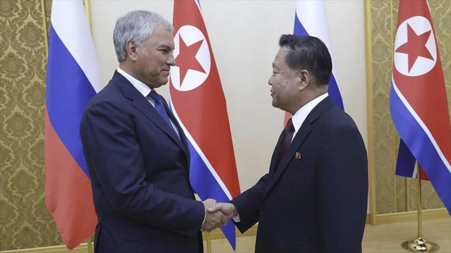 El jefe de la Duma rusa, Viacheslav Volodin (izda.), reunido con el presidente del Comité Permanente de la Asamblea Suprema del Pueblo de Corea del Norte, Choe Ryong-hae, en Pyongyang, 14 de agosto de 2025.