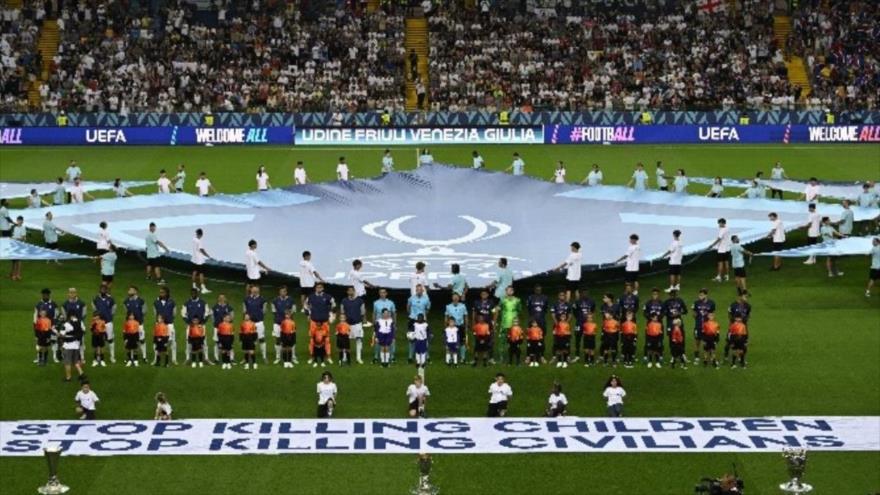 Una pancarta que dice Dejen de matar niños. Dejen de matar civiles en la cancha del partido final de la Supercopa de la UEFA 2025 en Italia, 13 de agosto de 2025 FOTO: Getty Images
