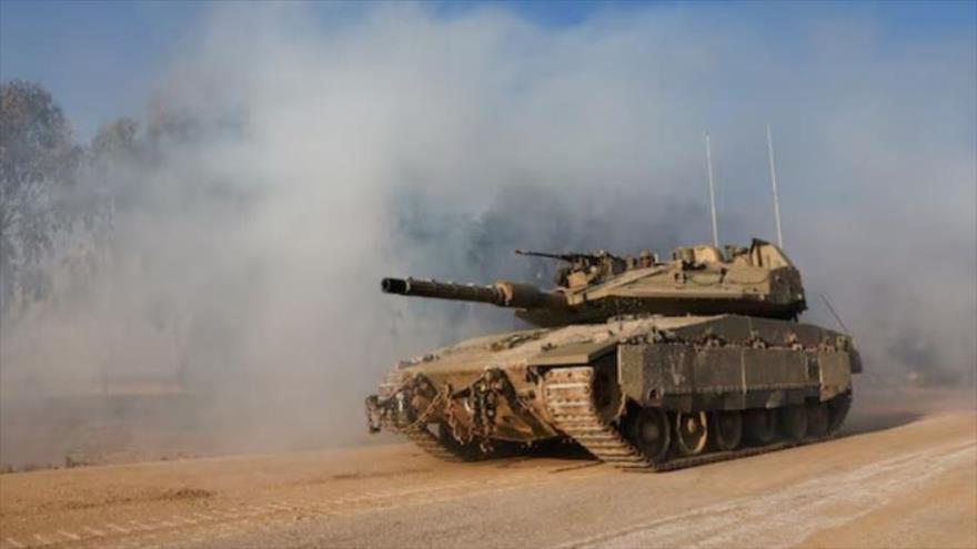 Un tanque israelí maniobrando cerca de la valla de Gaza. (Foto: Reuters)