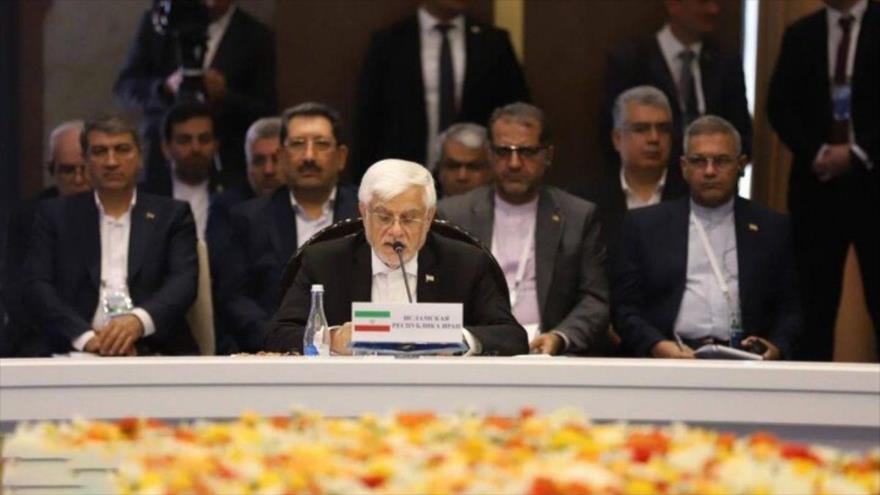 El vicepresidente de Irán, Mohamad Reza Aref, ofrece un discurso en una reunión de la Unión Económica Euroasiática (UEE) en Cholpon Ata (Kirguistán), 15 de agosto de 2025.