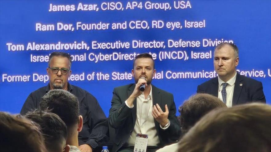 Tom Artiom Alexandrovich (centro), un alto funcionario israelí en ciberseguridad, asiste a una conferencia sobre ciberconflictos en Tel Aviv en marzo de 2025.
