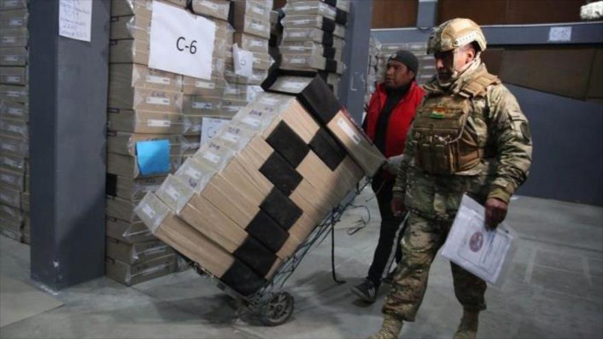 Un integrante del Ejército de Bolivia custodia material electoral en La Paz, 15 de agosto de 2025. (Foto: EFE)