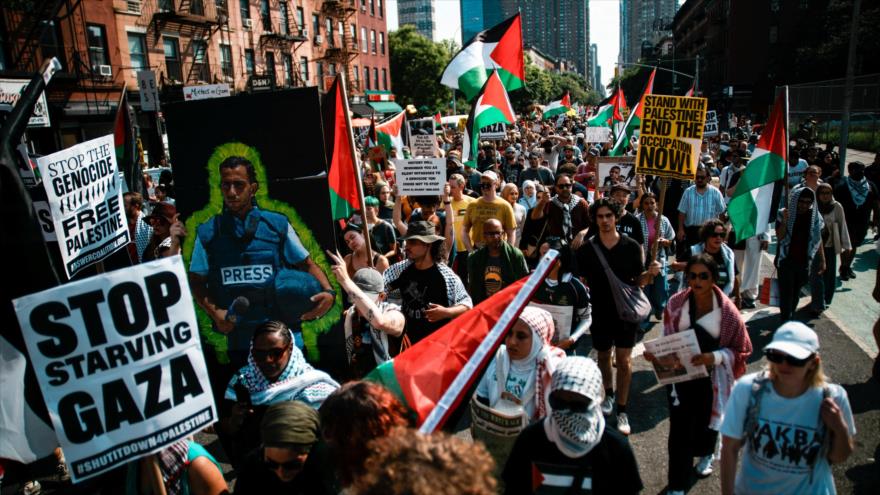 Manifestantes propalestinos participan en la marcha “Detengamos el hambre en Gaza” en Nueva York, 16 de agosto de 2025. (Foto: Reuters).