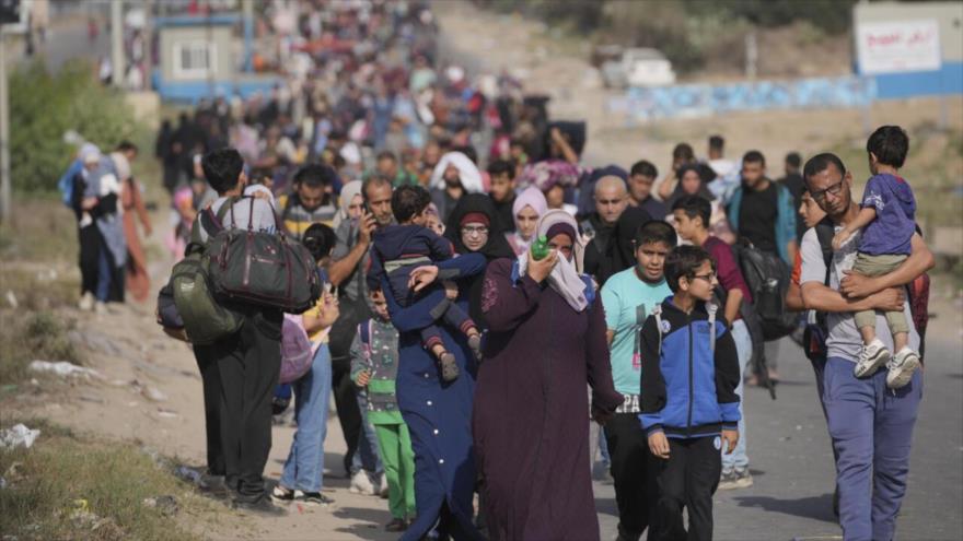 Palestinos huyen hacia el sur de la Franja de Gaza por la calle Salah al-Din en Bureij tras ataques brutales israelíes, 8 de noviembre de 2023. (Foto: AP)