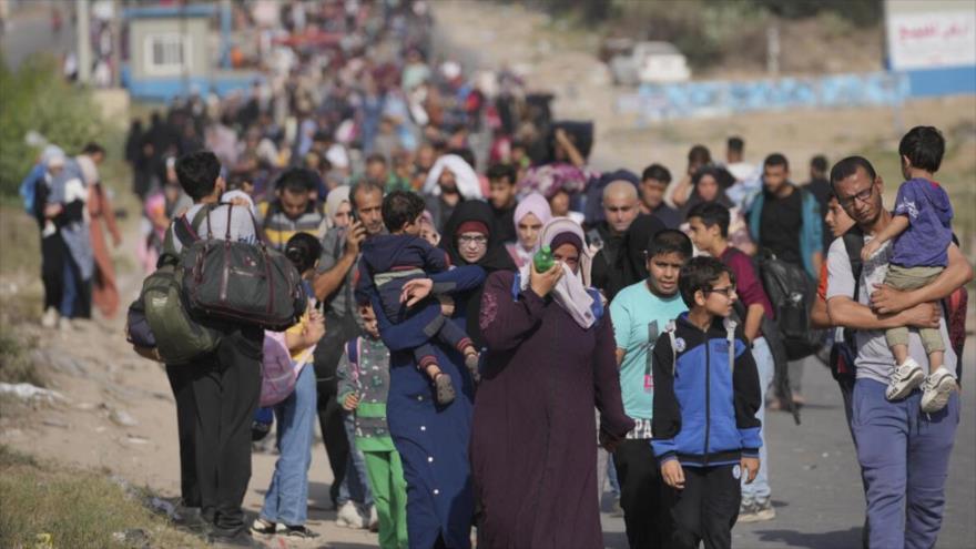 Palestinos desplazados huyen hacia el sur de la Franja de Gaza por la calle Salah al-Din en Bureij, Franja de Gaza. (Foto: AP)