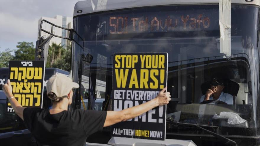 Los manifestantes israelíes cortan el tráfico en Tel Aviv para pedir el alto el fuego. (Foto: AP)