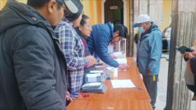 Bolivianos acuden a las urnas para elegir al nuevo presidente