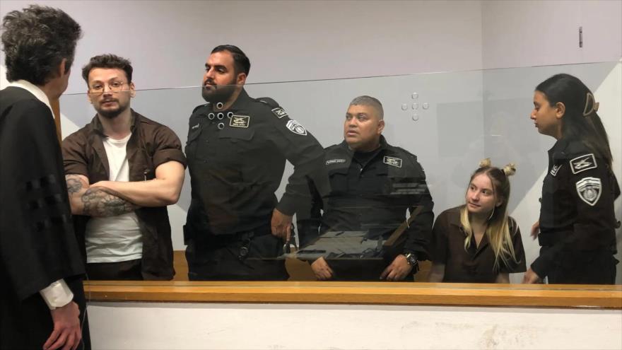 Vladislav Victorson (2° izq.) y Anya Bernstein (2° der.), acusados de contacto con agente extranjero, en audiencia en Tel Aviv. (Foto: NYT)
