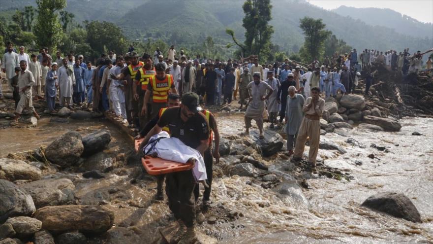 Rescatistas trasladan el cuerpo de una víctima de las inundaciones en el distrito de Buner, en el noroeste de Pakistán, 16 de agosto de 2025. (Foto: AP)