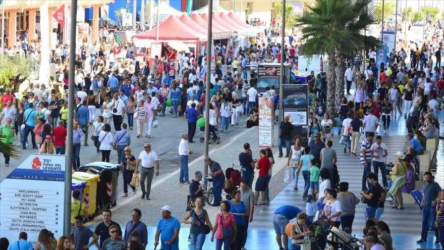 Muchas personas pasean en la Fiera del Levante.