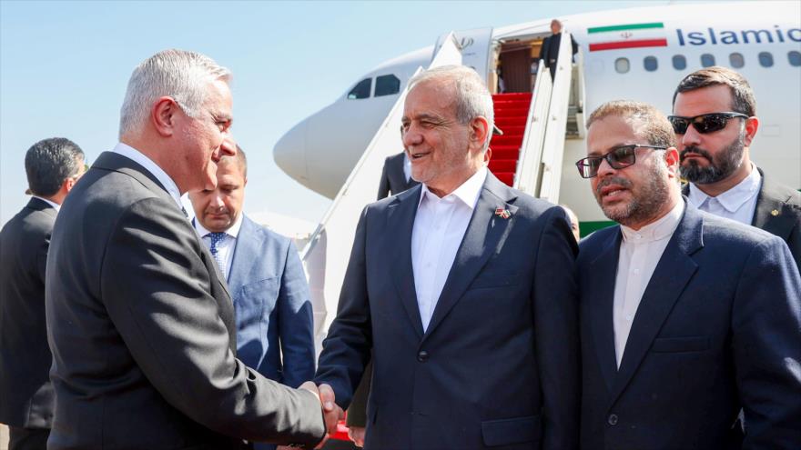 El presidente iraní, Masud Pezeshkian, en el momento de su llegada al aeropuerto de Ereván, Armenia,18 de agosto de 2025.