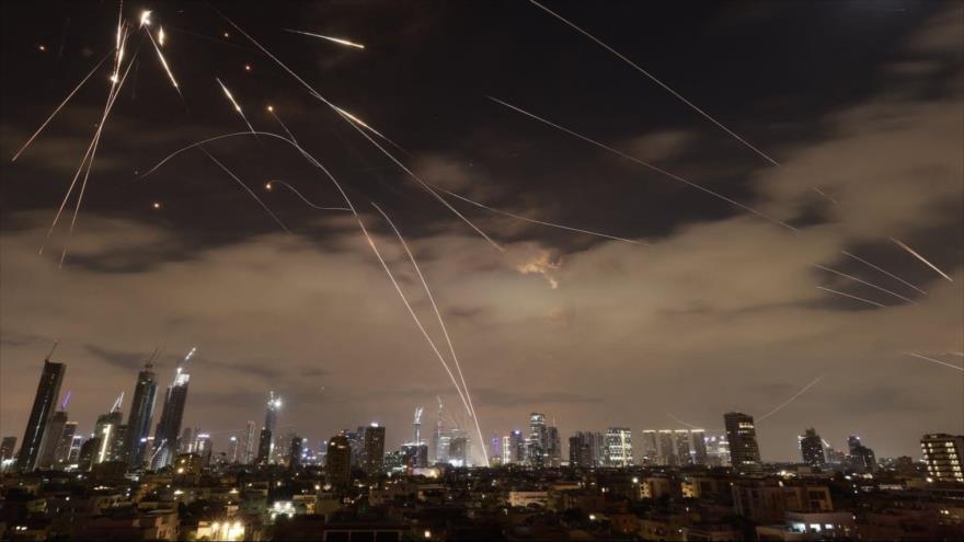 Sistemas de defensa aérea israelíes intentan impedir que los misiles iraníes golpeen Tel Aviv, 16 de junio de 2025. (Foto: AFP)
