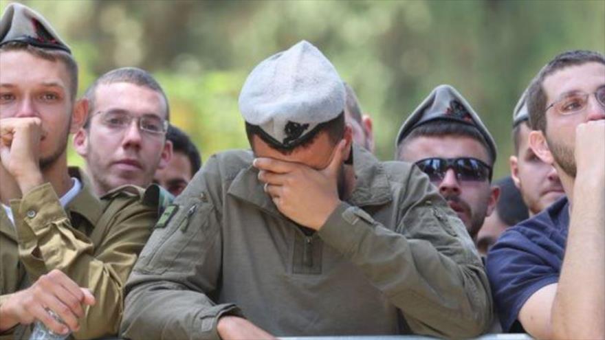 Soldados israelíes lloran durante un funeral en el Monte Herzl de la ocupada Al-Quds (Jerusalén). (Foto: EFE).
