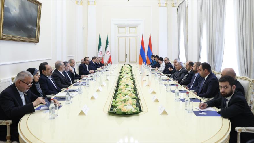 Delegaciones oficiales de Irán (izq.) y Armenia reunidas en Ereván, 19 de agosto de 2025. (Foto: president.ir)