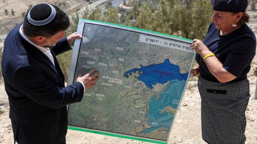 El ministro de finanzas israelí, Bezalel Smotrich, sostiene un mapa que muestra el proyecto de asentamiento E1 en la ocupada Cisjordania. (Foto: Reuters)