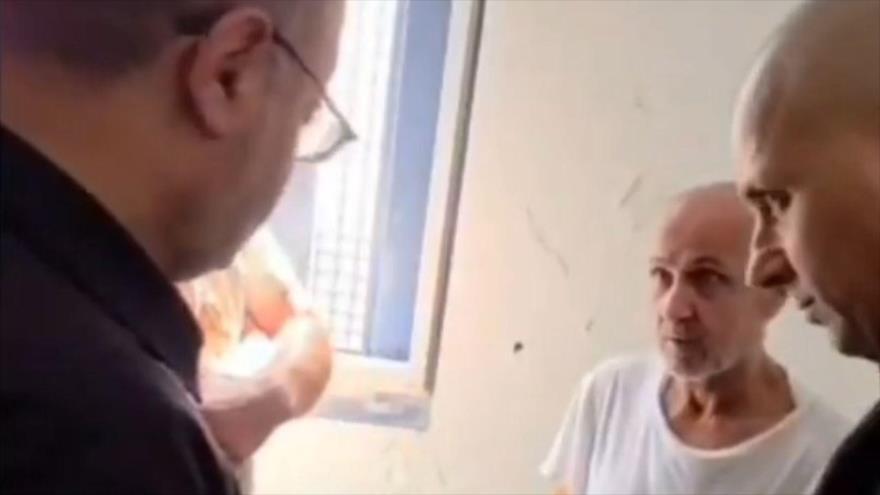 Momento que el ministro ultraderechista israelí Itamar Ben-Gvir agrede verbalmente al líder palestino Marwan Barghouti en la cárcel.