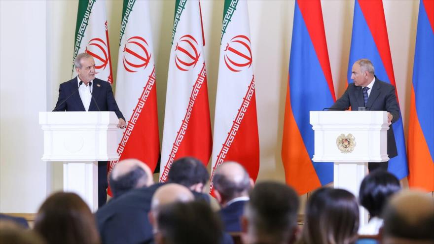 El presidente iraní, Masud Pezeshkian (izda.), y el premier de Armenia, Nikol Pashinian, en una rueda de prensa conjunta en Ereván, 19 de agosto de 2025.