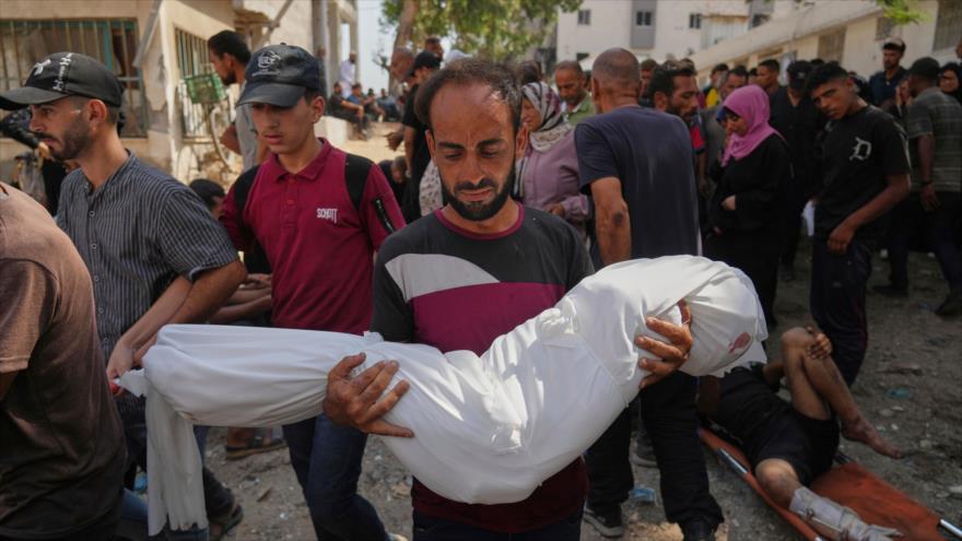 Un hombre palestino carga el cuerpo de su sobrino de siete años, asesinado en un ataque aéreo israelí en Gaza, 16 de agosto de 2025. (Foto: AP)