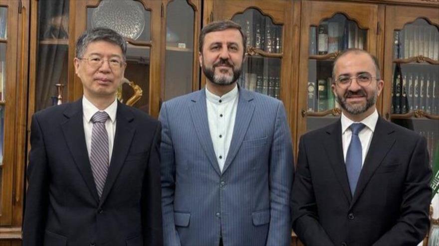 El vicecanciller iraní, Kazem Qaribabadi (C), reunido con el embajador chino (izda.), y el encargado de negocios de Rusia en Teherán, 19 de agosto de 2025.
